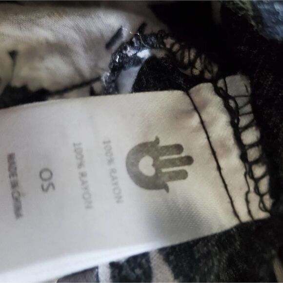 Spiritual Gangester Black and White Floral Kimono Robe - Picture 8 of 8